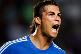 九游体育-C罗意外战胜巴塞罗那，重返赛场引爆全场！(c罗进了巴塞罗那多少球)